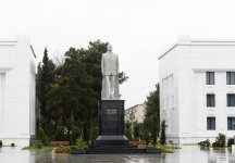 Президент Азербайджана посетил памятник общенациональному лидеру Гейдару Алиеву в Сабирабаде (ФОТО)