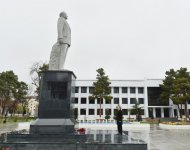 Президент Азербайджана посетил памятник общенациональному лидеру Гейдару Алиеву в Сабирабаде (ФОТО)