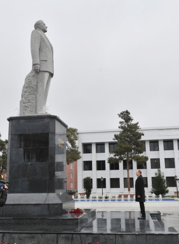Президент Азербайджана посетил памятник общенациональному лидеру Гейдару Алиеву в Сабирабаде (ФОТО)