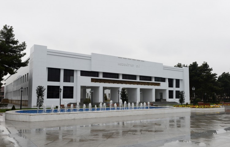 Ильхам Алиев ознакомился с условиями, созданными в реконструированном Сабирабадском районном доме культуры (ФОТО)