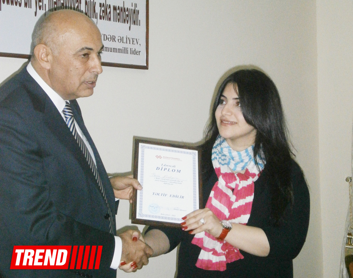 В Баку наградили победителей конкурса "Лучшая статья года о театральном искусстве"