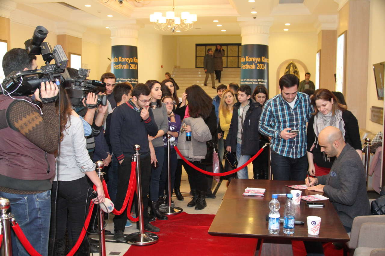 Известный турецкий актер Альпер Кул приехал в Баку (ФОТО)