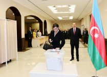 Президент Азербайджана и его супруга проголосовали на муниципальных выборах (ФОТО)