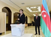 Президент Азербайджана и его супруга проголосовали на муниципальных выборах (ФОТО)
