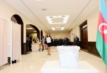 Президент Азербайджана и его супруга проголосовали на муниципальных выборах (ФОТО)