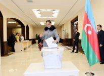 Президент Азербайджана и его супруга проголосовали на муниципальных выборах (ФОТО)