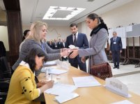 Президент Азербайджана и его супруга проголосовали на муниципальных выборах (ФОТО)