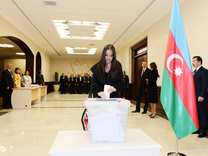 Президент Азербайджана и его супруга проголосовали на муниципальных выборах (ФОТО)