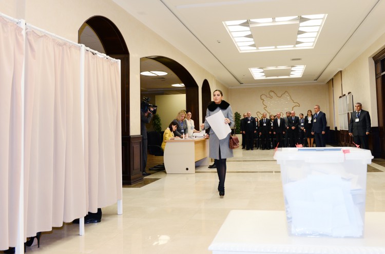 Президент Азербайджана и его супруга проголосовали на муниципальных выборах (ФОТО)