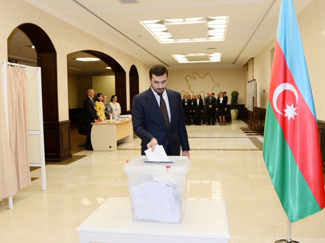 Президент Азербайджана и его супруга проголосовали на муниципальных выборах (ФОТО)