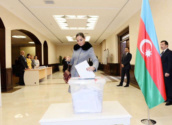 Президент Азербайджана и его супруга проголосовали на муниципальных выборах (ФОТО)