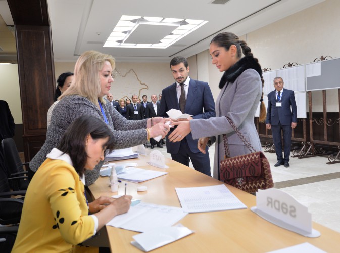 Президент Азербайджана и его супруга проголосовали на муниципальных выборах (ФОТО)