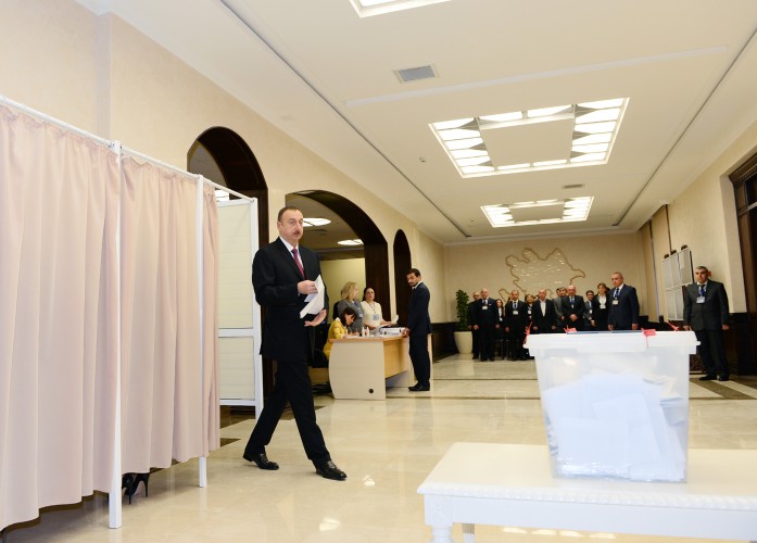 Президент Азербайджана и его супруга проголосовали на муниципальных выборах (ФОТО)