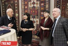 В Баку представлен ковер по эскизу Таира Салахова "Красное колесо", посвященного Солженицыну (ФОТО)
