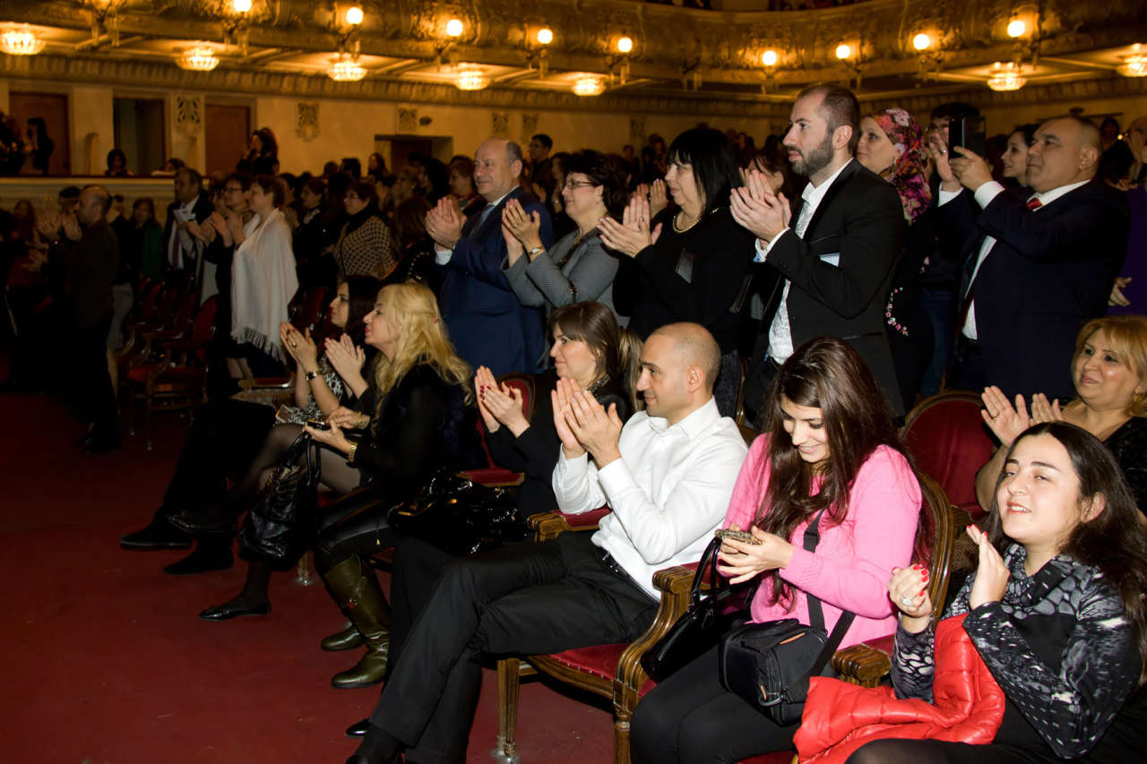 "Двое на качелях" заворожили бакинских зрителей - Он и Она, речь идет, конечно же, о любви (ФОТО)