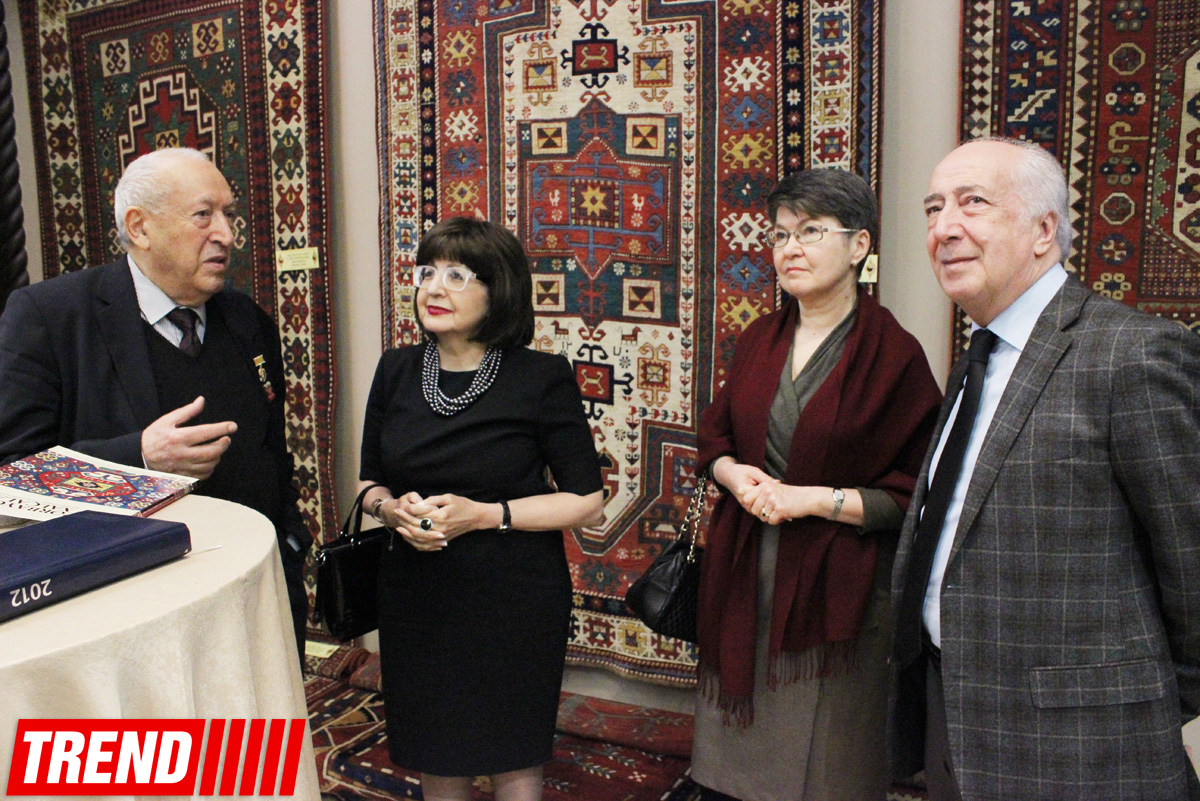 В Баку представлен ковер по эскизу Таира Салахова "Красное колесо", посвященного Солженицыну (ФОТО)