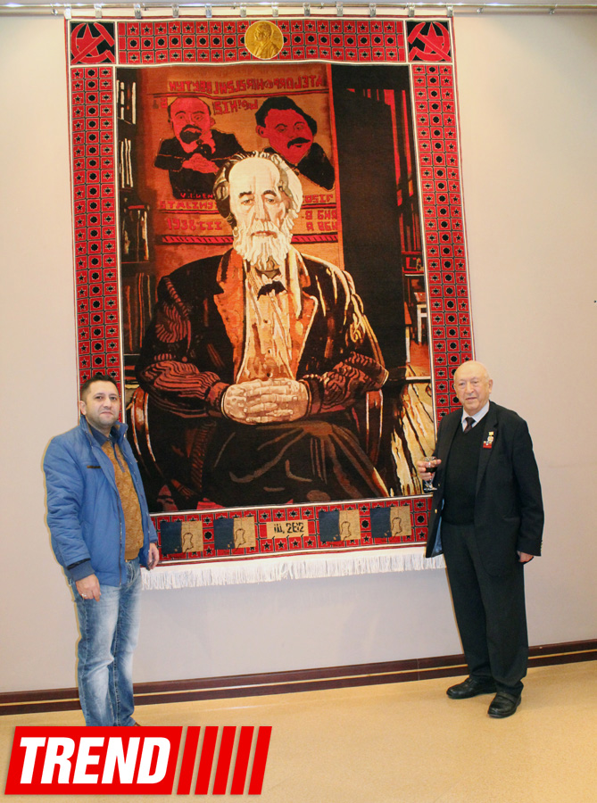 В Баку представлен ковер по эскизу Таира Салахова "Красное колесо", посвященного Солженицыну (ФОТО)