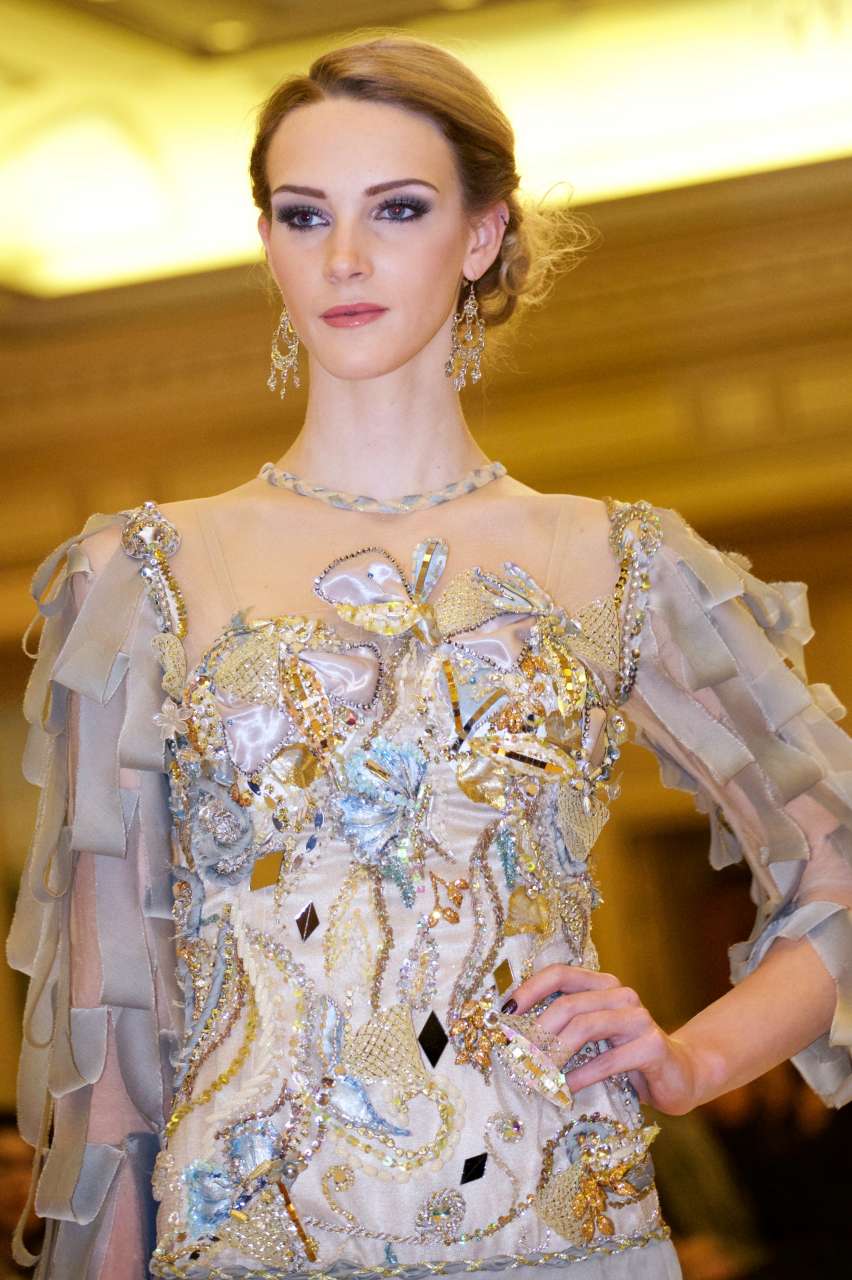 Магнетизм Востока от Фахрии Халафовой на Парижском подиуме (ФОТО)