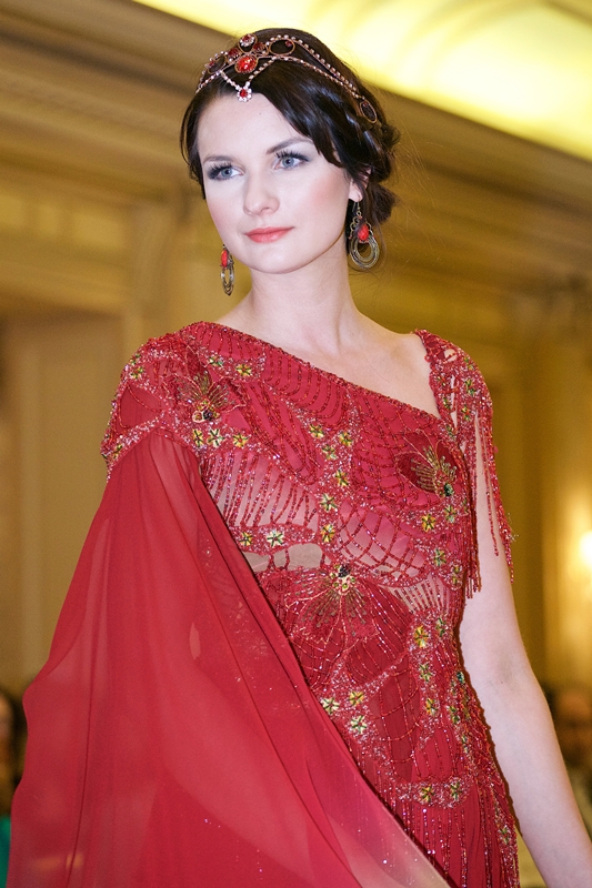 Магнетизм Востока от Фахрии Халафовой на Парижском подиуме (ФОТО)