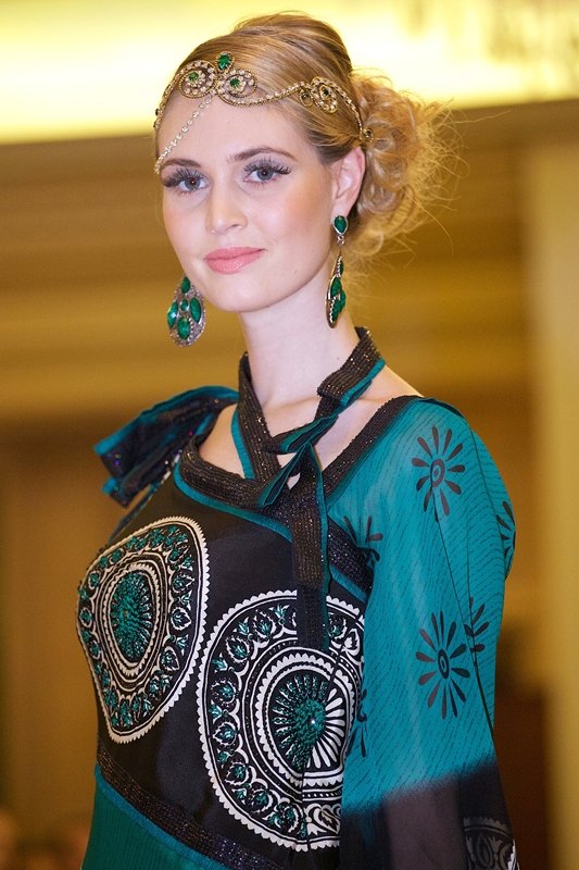 Магнетизм Востока от Фахрии Халафовой на Парижском подиуме (ФОТО)