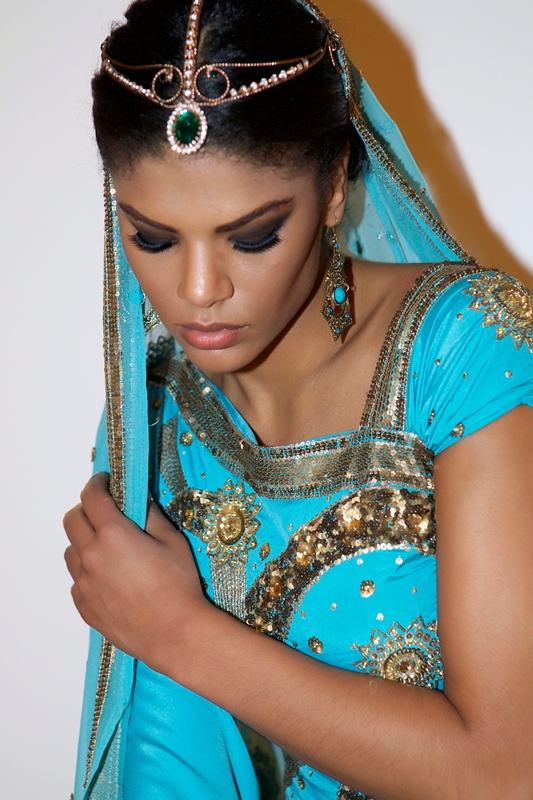 Магнетизм Востока от Фахрии Халафовой на Парижском подиуме (ФОТО)