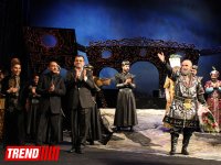 В Аздраме с большим успехом прошла премьера спектакля "Надир шах" по роману  Юнуса Огуза (ФОТО)