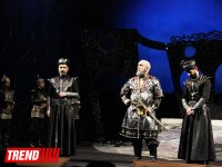 В Аздраме с большим успехом прошла премьера спектакля "Надир шах" по роману  Юнуса Огуза (ФОТО)