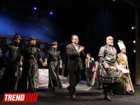 В Аздраме с большим успехом прошла премьера спектакля "Надир шах" по роману  Юнуса Огуза (ФОТО)