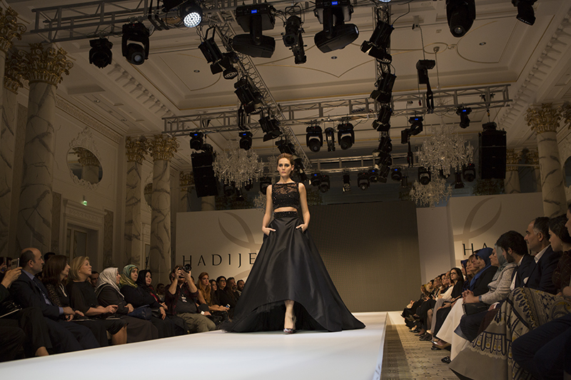 В Баку прошло красочное дефиле известных турецких дизайнеров (ФОТО)