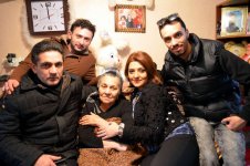 Коллектив Азербайджанского музыкального театра навестил семью Ханым Гафаровой (ФОТО)