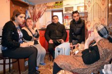 Коллектив Азербайджанского музыкального театра навестил семью Ханым Гафаровой (ФОТО)