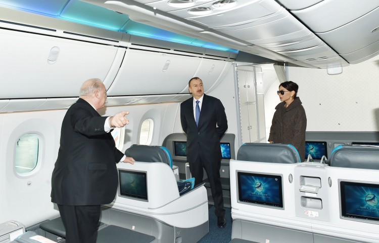 Президент Ильхам Алиев и его супруга осмотрели новый самолет "Boeing-787-8" Dreamliner (ФОТО)