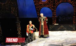 В Баку состоялась премьера спектакля "Надир шах" по роману Юнуса Огуза (ФОТО)