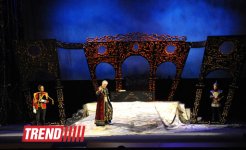 В Баку состоялась премьера спектакля "Надир шах" по роману Юнуса Огуза (ФОТО)