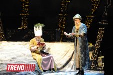 В Баку состоялась премьера спектакля "Надир шах" по роману Юнуса Огуза (ФОТО)