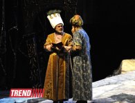 В Баку состоялась премьера спектакля "Надир шах" по роману Юнуса Огуза (ФОТО)