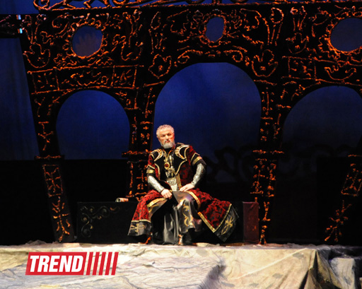 В Баку состоялась премьера спектакля "Надир шах" по роману Юнуса Огуза (ФОТО)