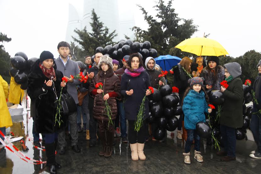 В небо над Баку выпущено 132 черных шара  (ФОТО)