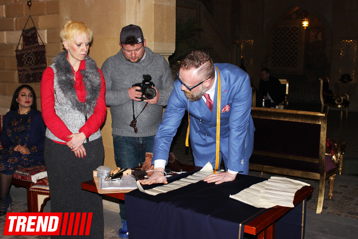 Известные итальянские дизайнеры провели в Баку выставку элитной одежды и обуви (ФОТО)