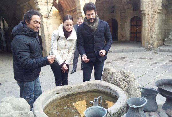 Звезды сериала "Великолепный век" прогулялись по Баку (ФОТО)