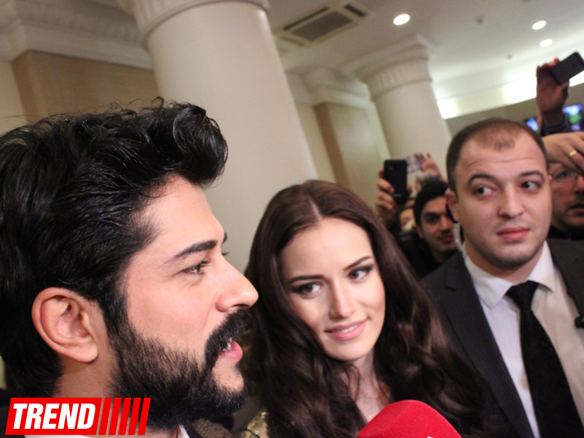 Турецкие актеры вызвали невиданный ажиотаж в Баку: премьера фильма "Aşk sana benzer" (ФОТО)