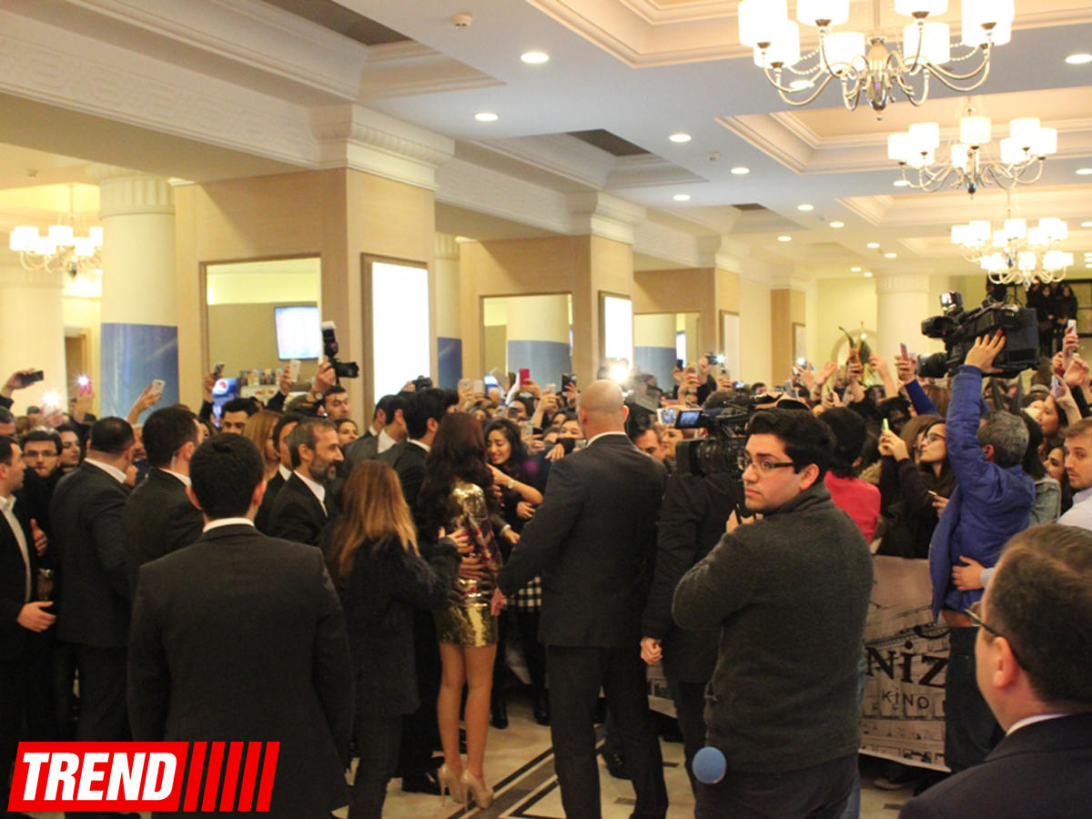 Турецкие актеры вызвали невиданный ажиотаж в Баку: премьера фильма "Aşk sana benzer" (ФОТО)