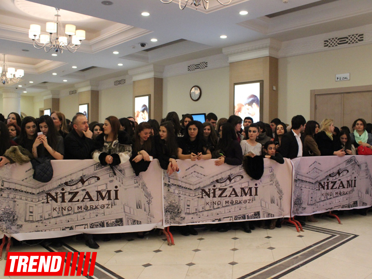 Турецкие актеры вызвали невиданный ажиотаж в Баку: премьера фильма "Aşk sana benzer" (ФОТО)