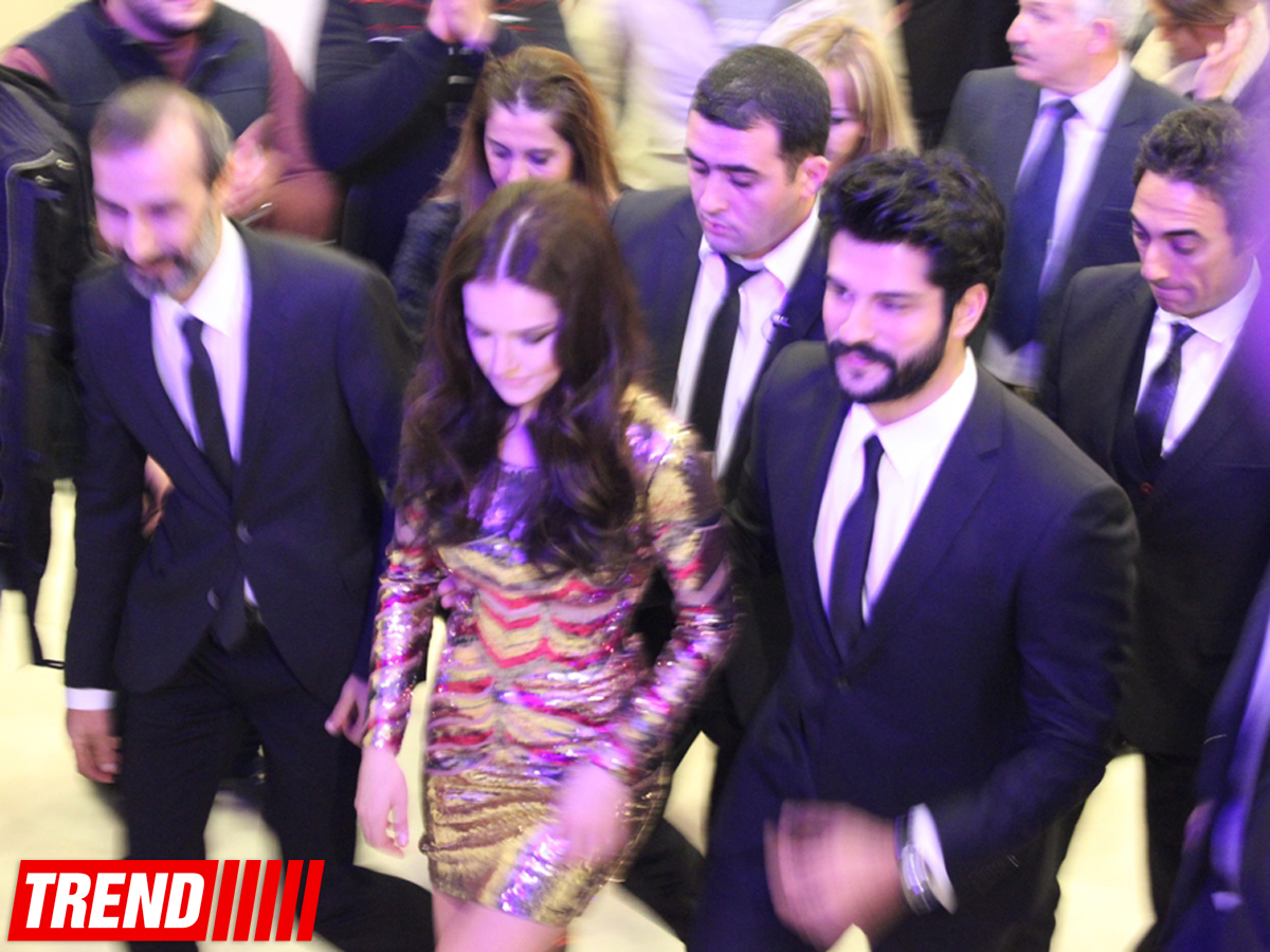 Турецкие актеры вызвали невиданный ажиотаж в Баку: премьера фильма "Aşk sana benzer" (ФОТО)