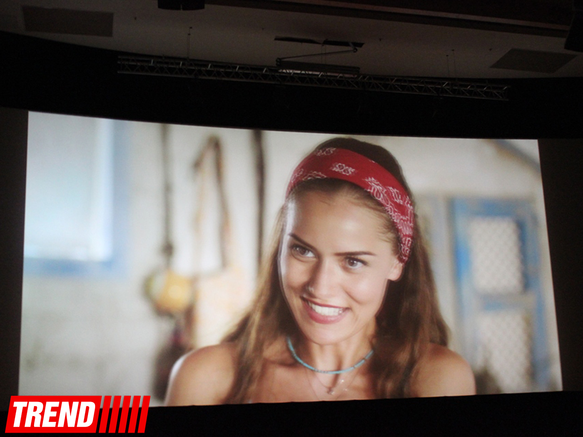 Турецкие актеры вызвали невиданный ажиотаж в Баку: премьера фильма "Aşk sana benzer" (ФОТО)