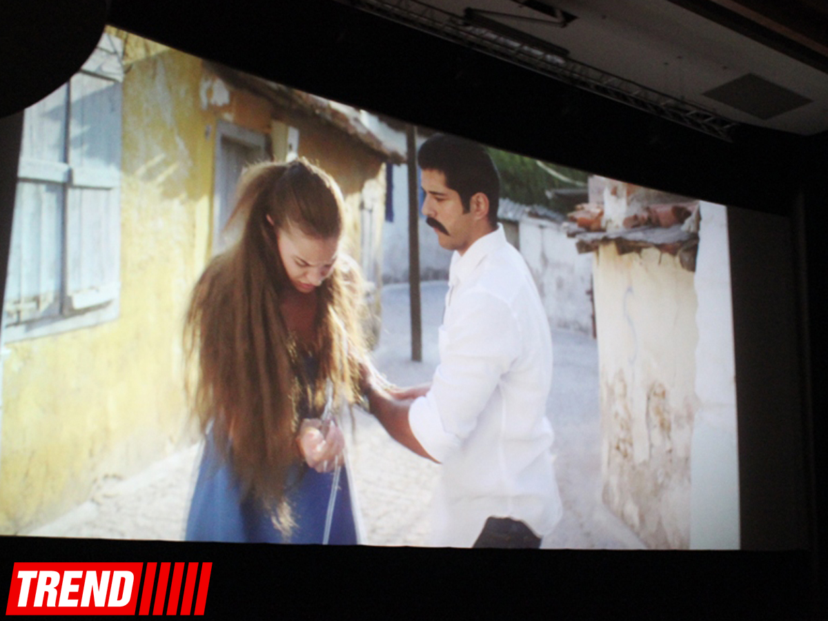 Турецкие актеры вызвали невиданный ажиотаж в Баку: премьера фильма "Aşk sana benzer" (ФОТО)