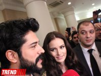 Турецкие актеры вызвали невиданный ажиотаж в Баку: премьера фильма "Aşk sana benzer" (ФОТО)