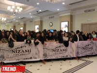 Турецкие актеры вызвали невиданный ажиотаж в Баку: премьера фильма "Aşk sana benzer" (ФОТО)