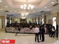 Турецкие актеры вызвали невиданный ажиотаж в Баку: премьера фильма "Aşk sana benzer" (ФОТО)