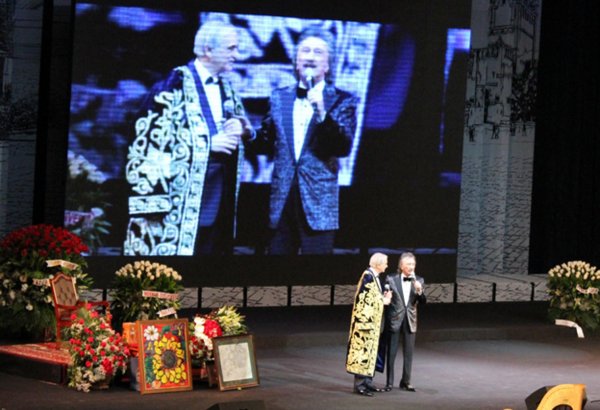 Фаррух Закиров представил клип, посвященный Поладу Бюльбюльоглу - "Küçələrə su səpmişəm" (ФОТО)